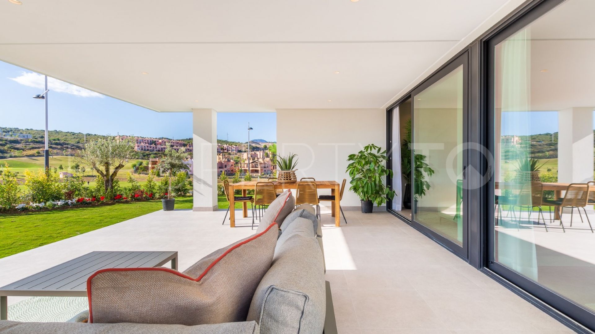 Comprar apartamento planta baja en Azahar de Estepona con 2 dormitorios