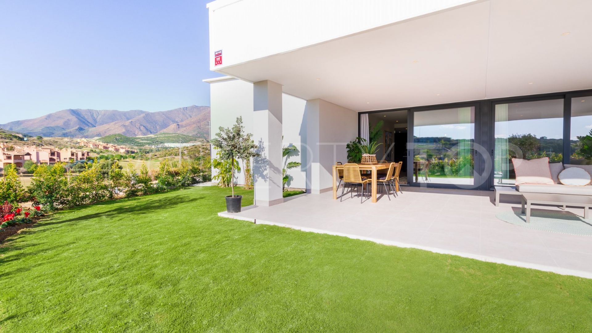Comprar apartamento planta baja en Azahar de Estepona con 2 dormitorios