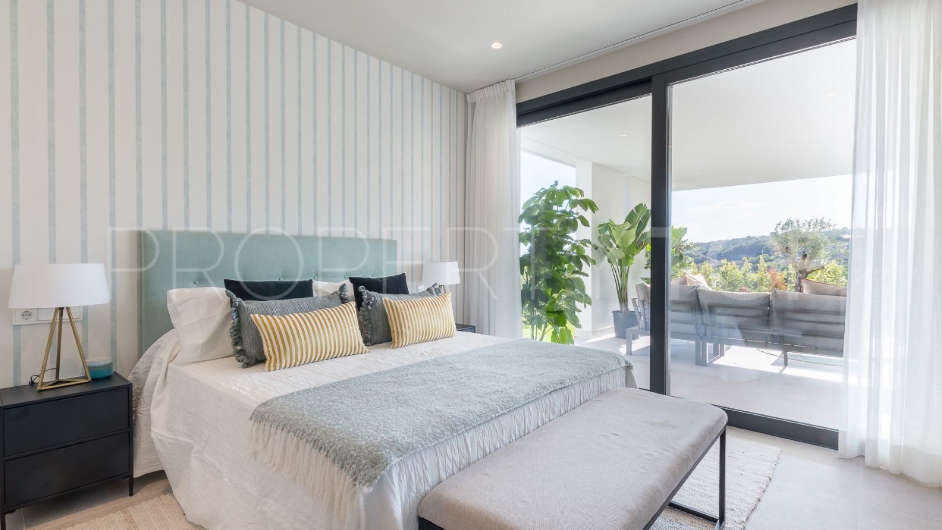 Comprar apartamento planta baja en Azahar de Estepona con 2 dormitorios