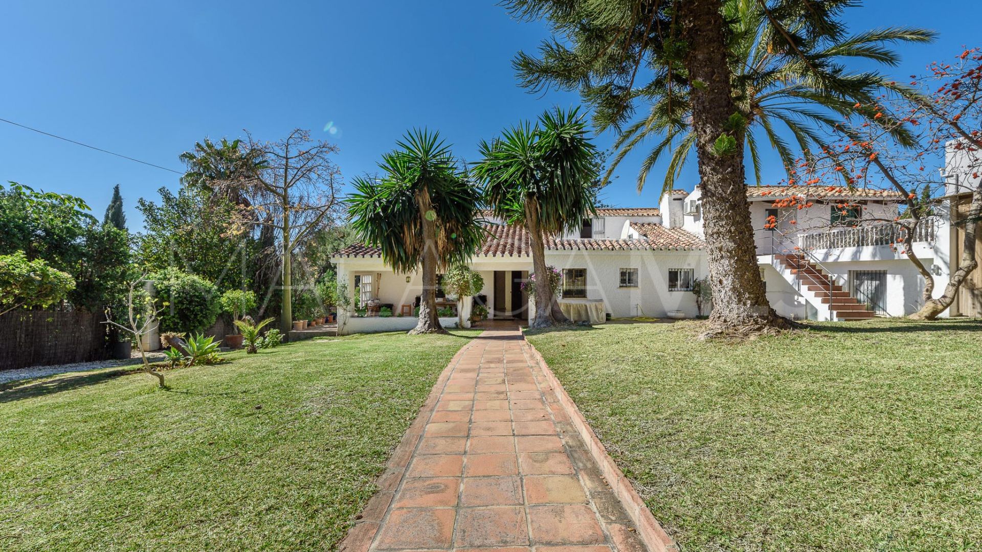 Villa for sale in Nueva Andalucia