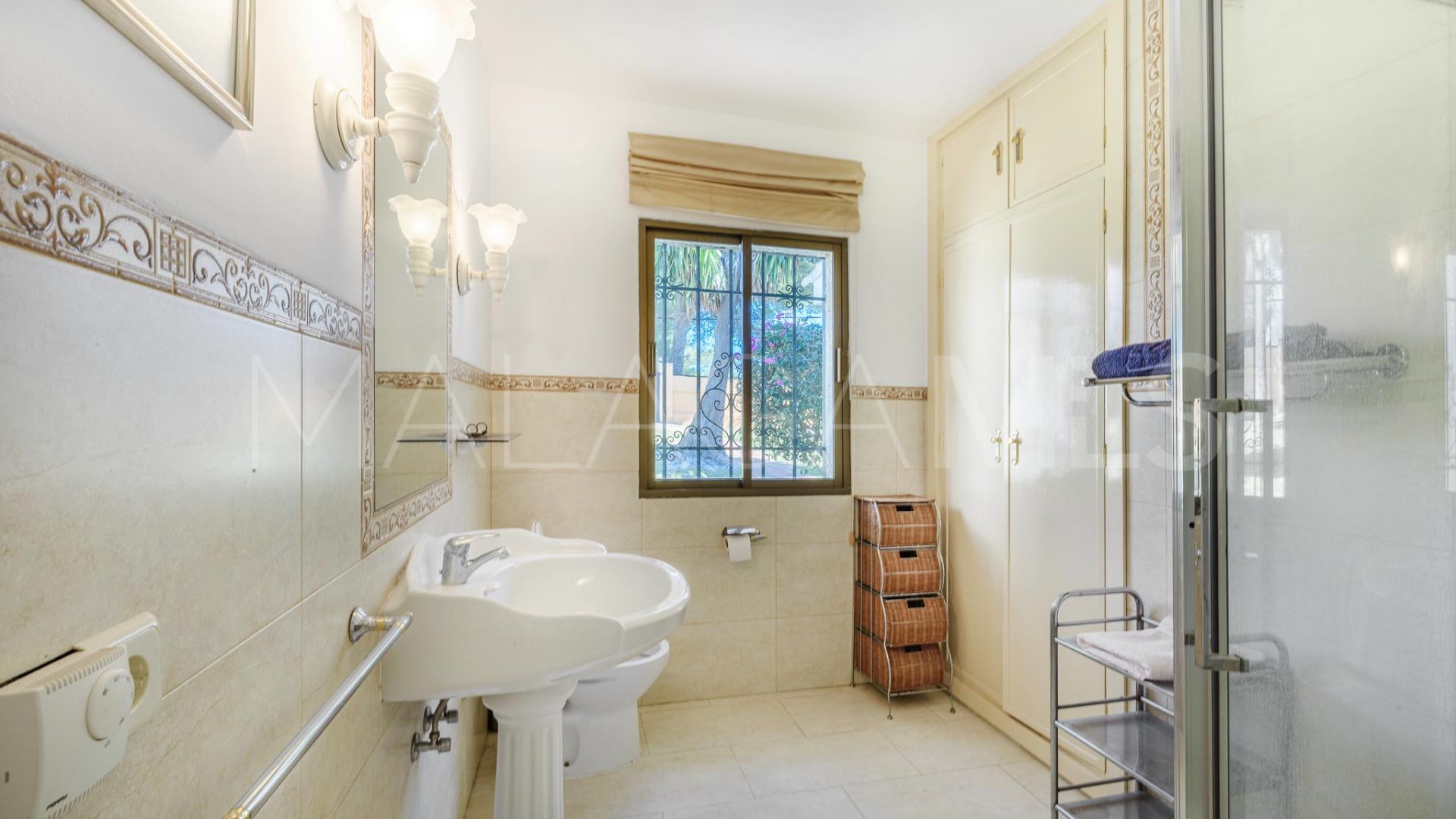 Villa for sale in Nueva Andalucia