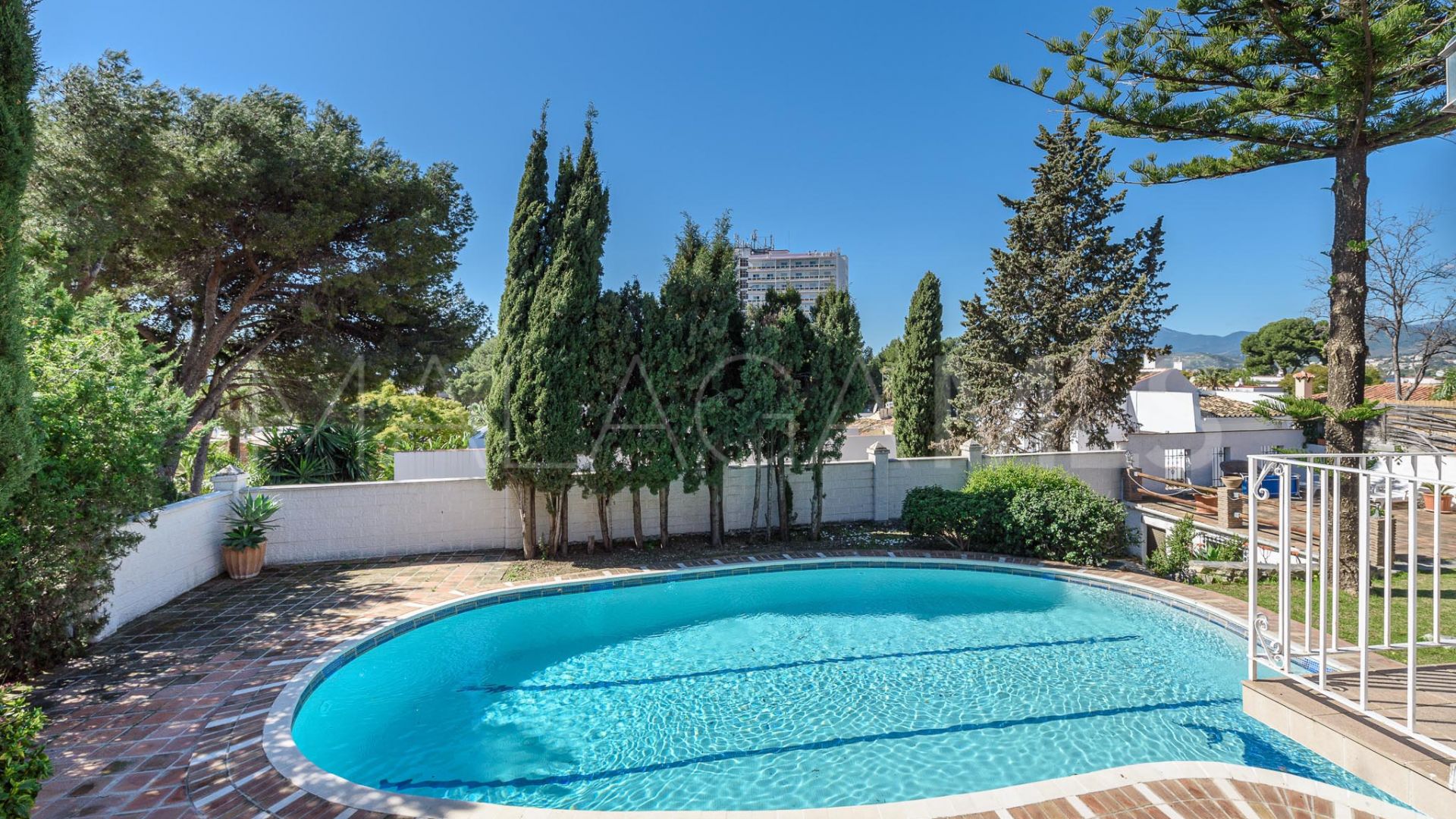 Villa for sale in Nueva Andalucia