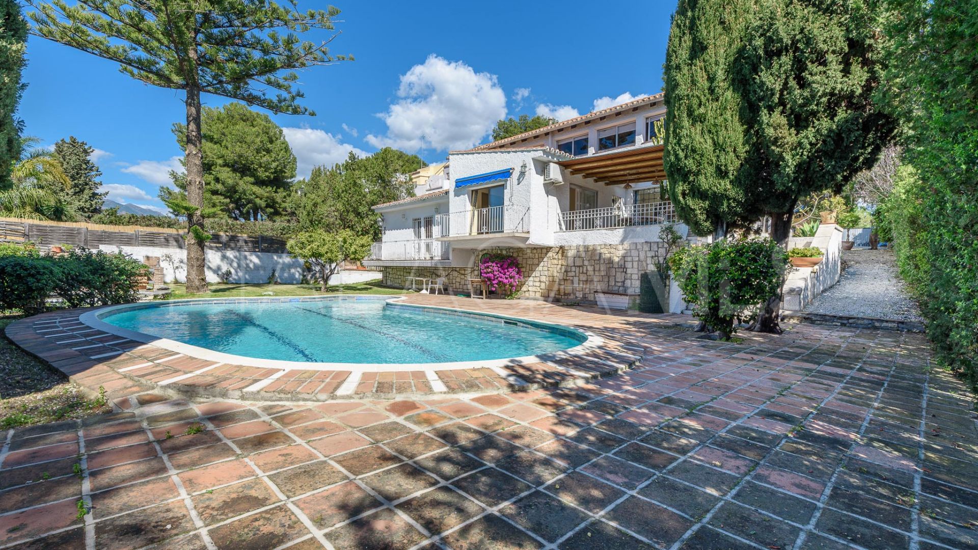 Villa for sale in Nueva Andalucia