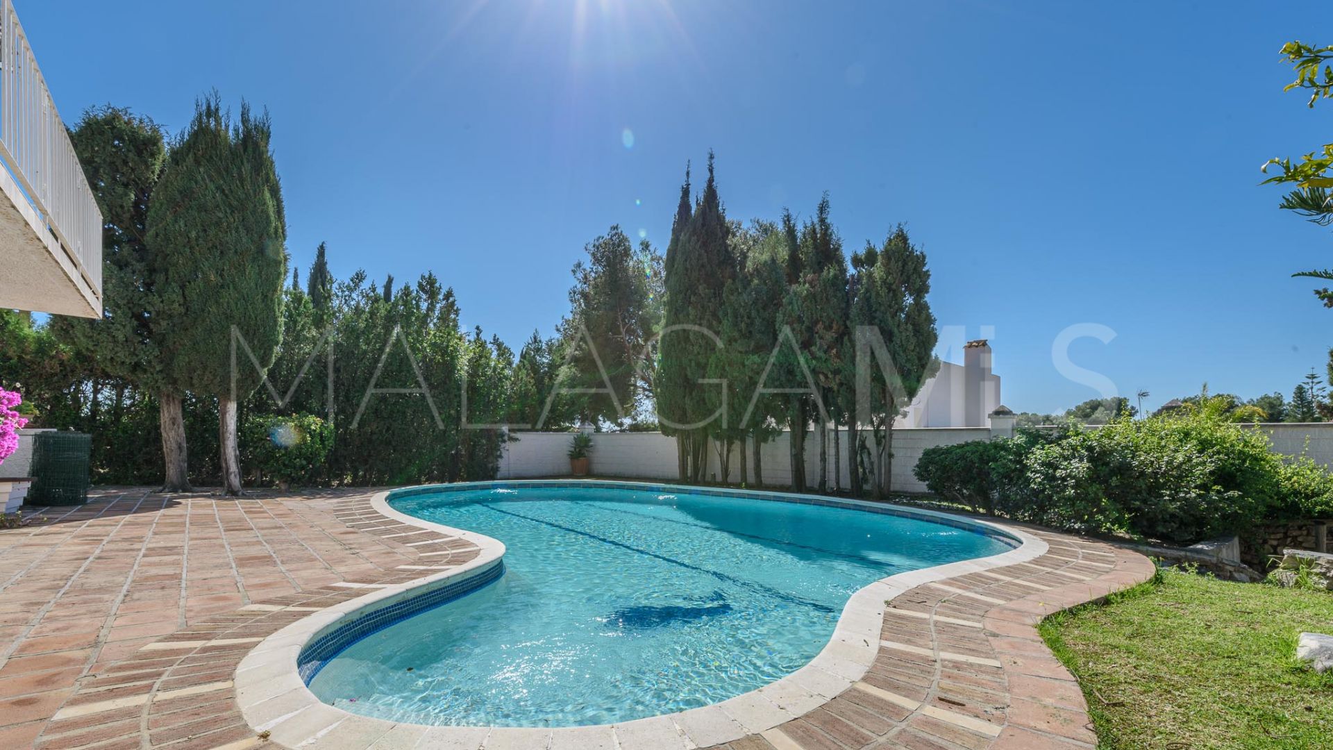 Villa for sale in Nueva Andalucia