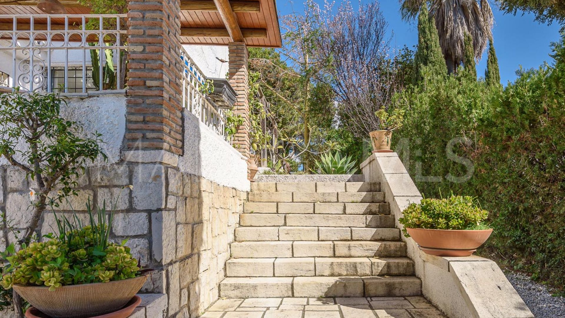 Villa for sale in Nueva Andalucia