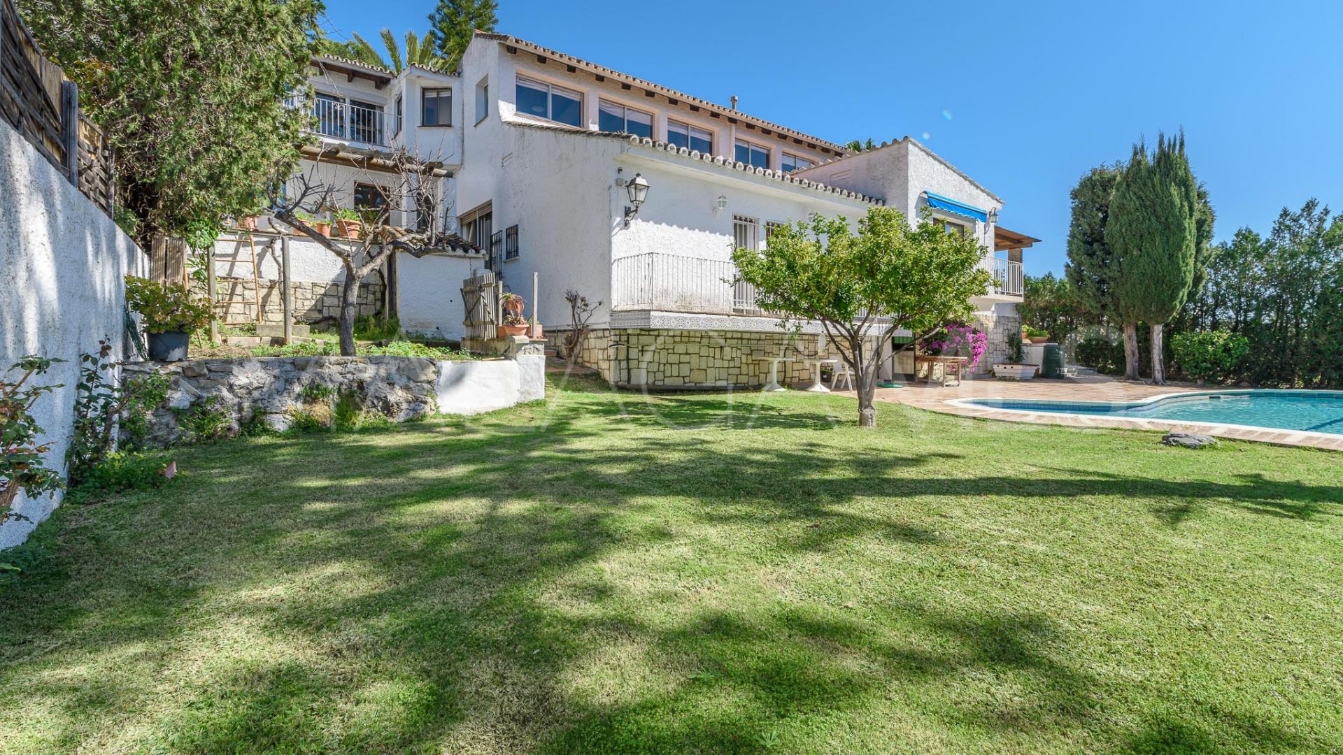 Villa for sale in Nueva Andalucia