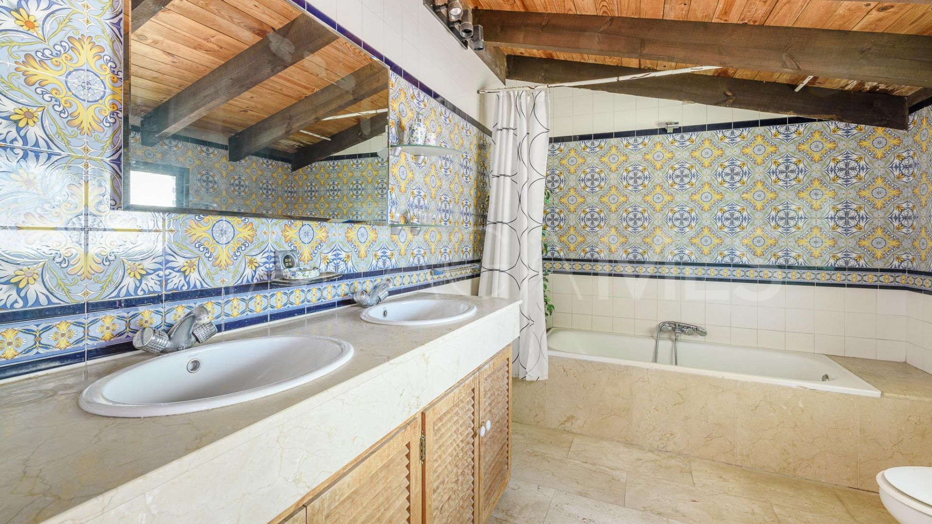 Villa for sale in Nueva Andalucia