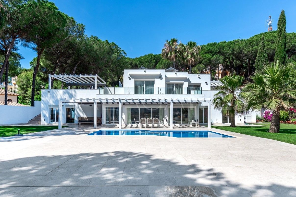 Buy villa with 6 bedrooms in Las Brisas