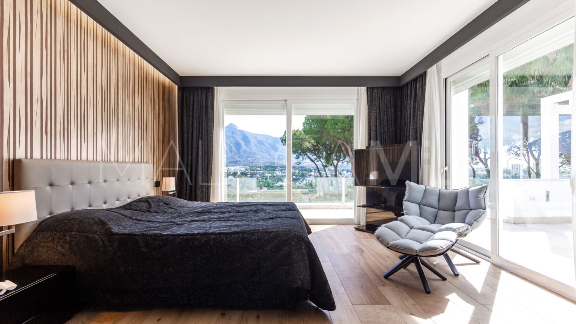 Buy villa with 6 bedrooms in Las Brisas