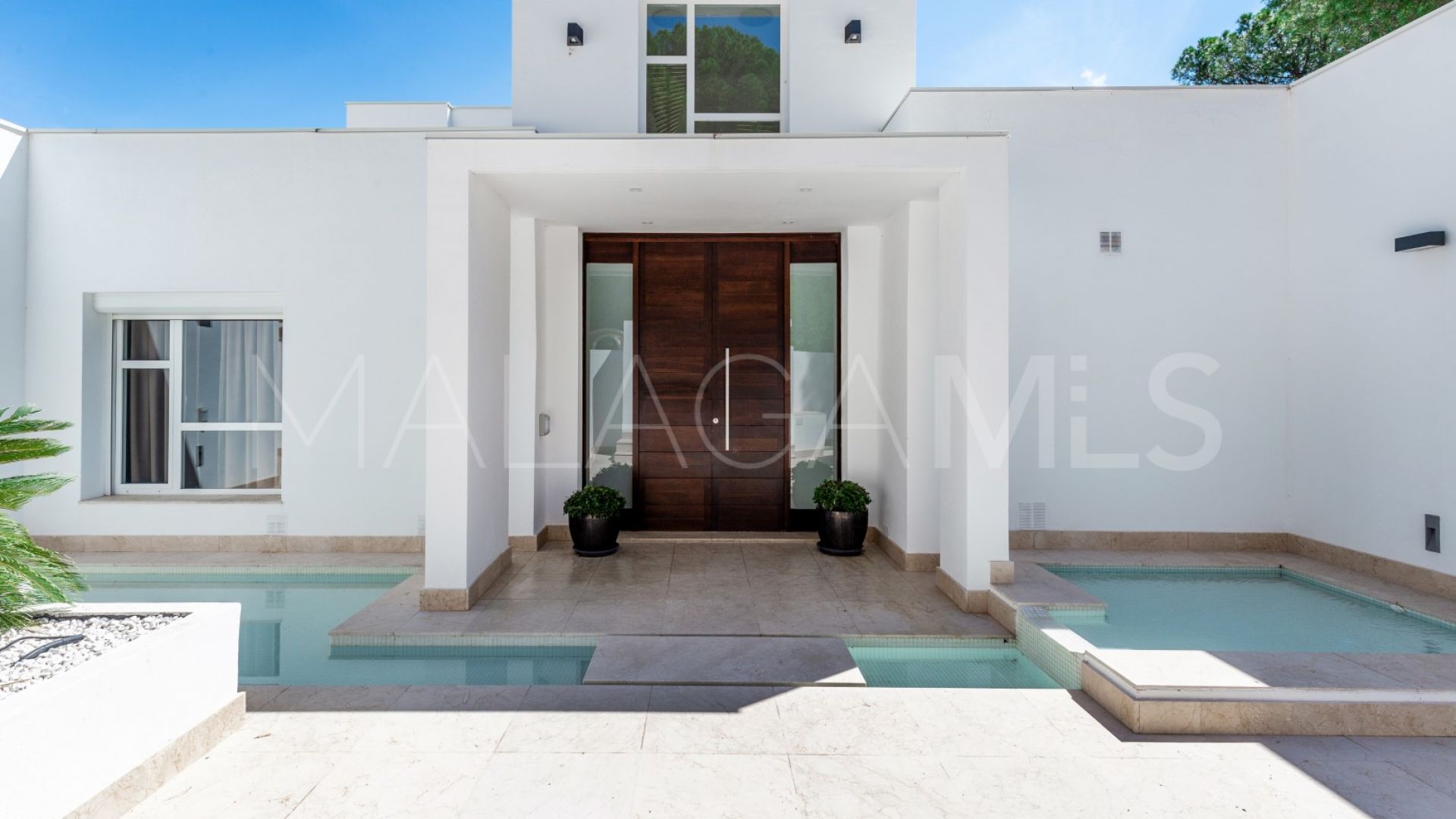 Buy villa with 6 bedrooms in Las Brisas
