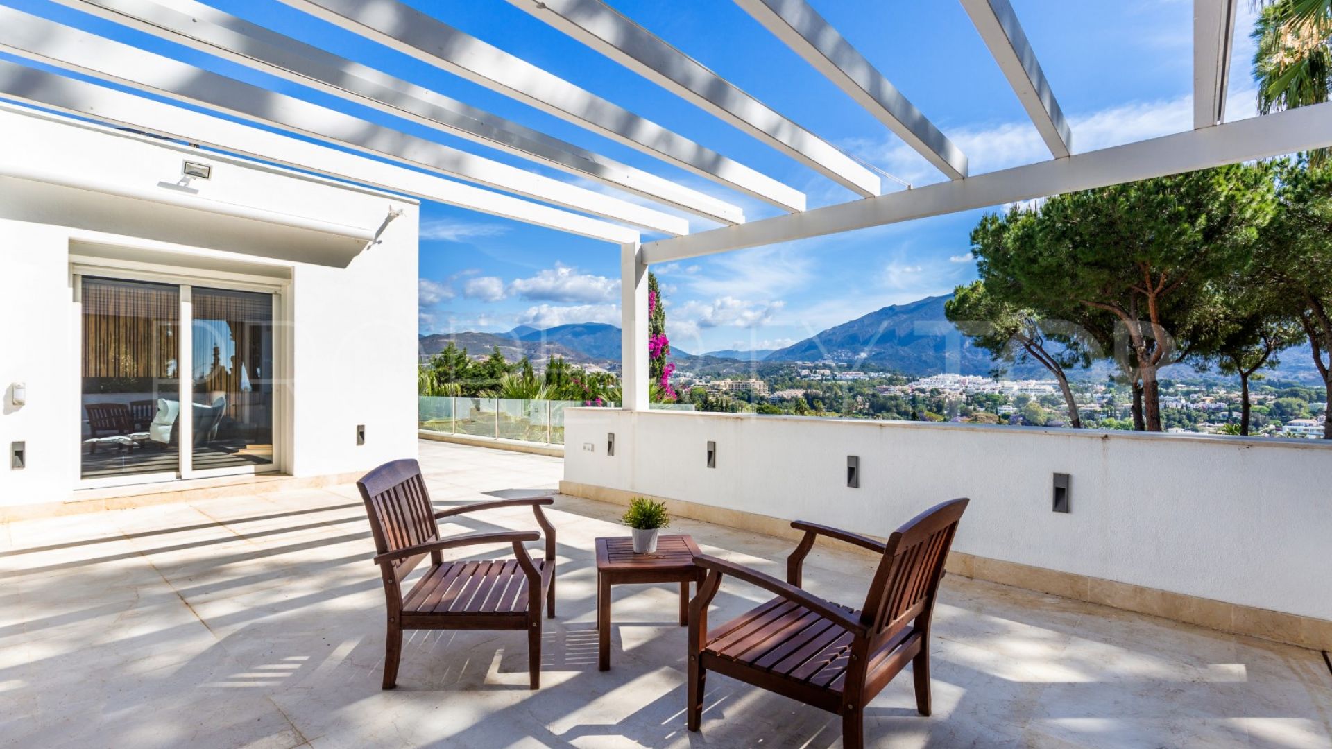 Buy villa with 6 bedrooms in Las Brisas
