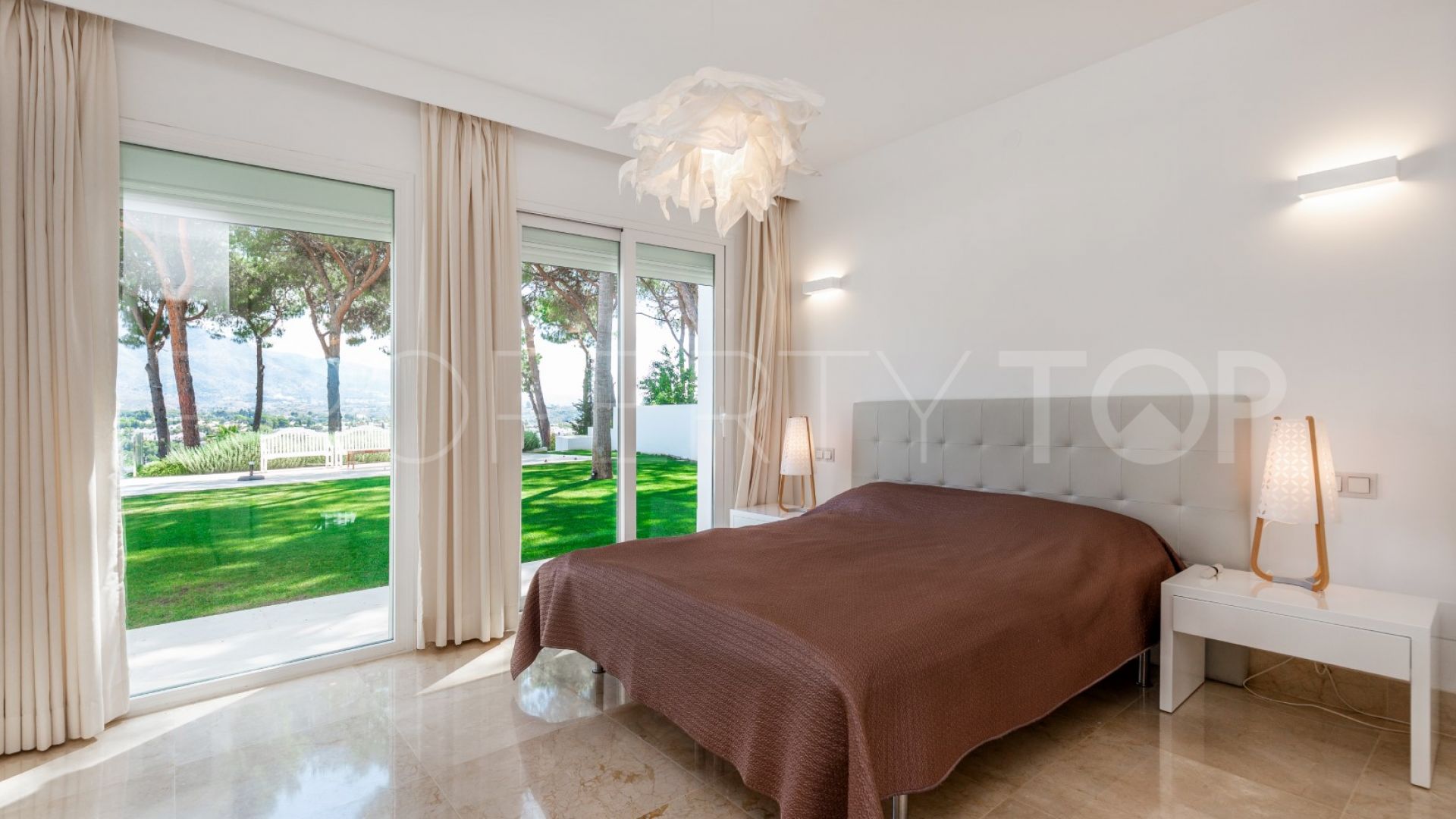 Buy villa with 6 bedrooms in Las Brisas