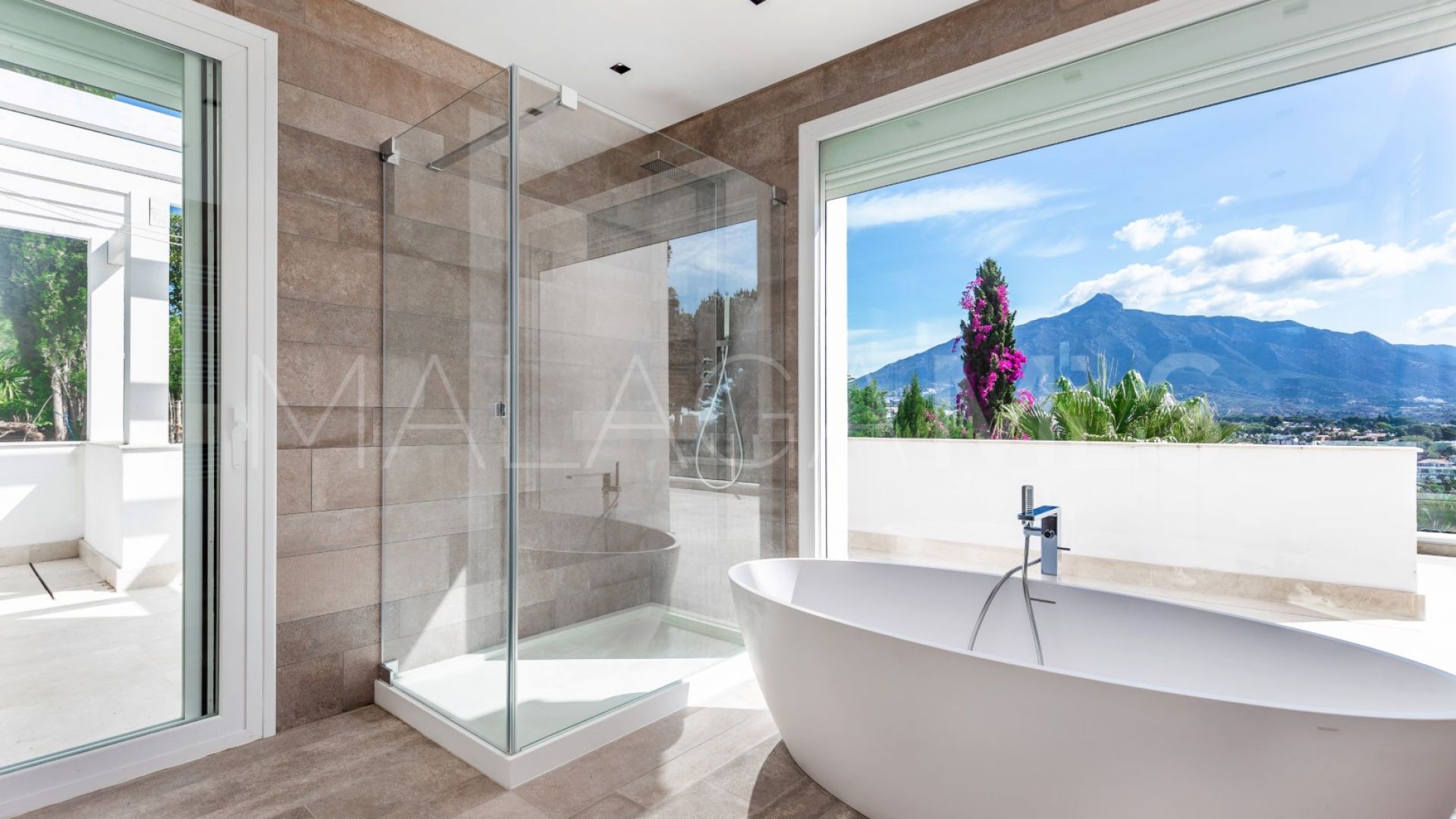 Buy villa with 6 bedrooms in Las Brisas