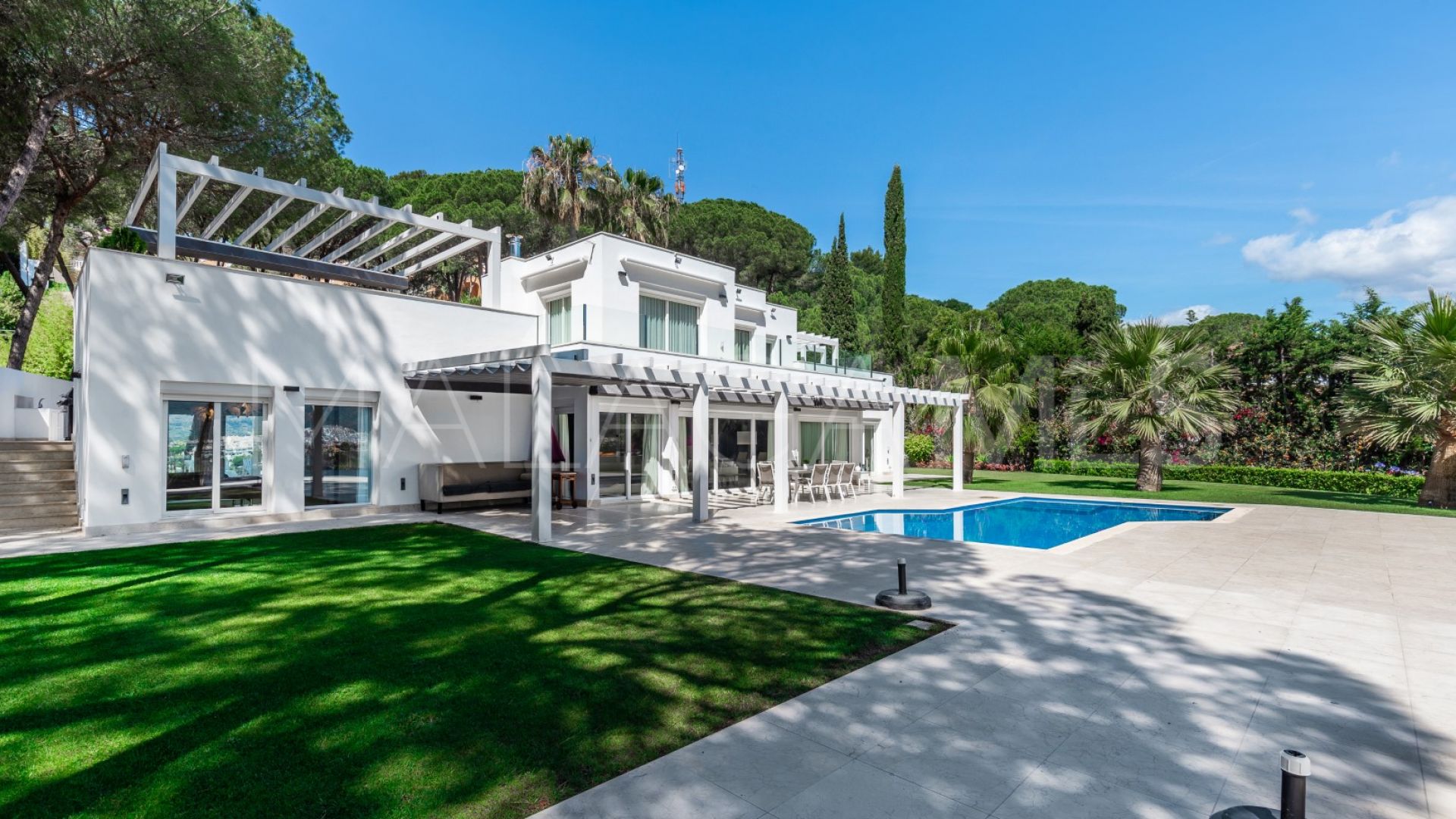 Buy villa with 6 bedrooms in Las Brisas