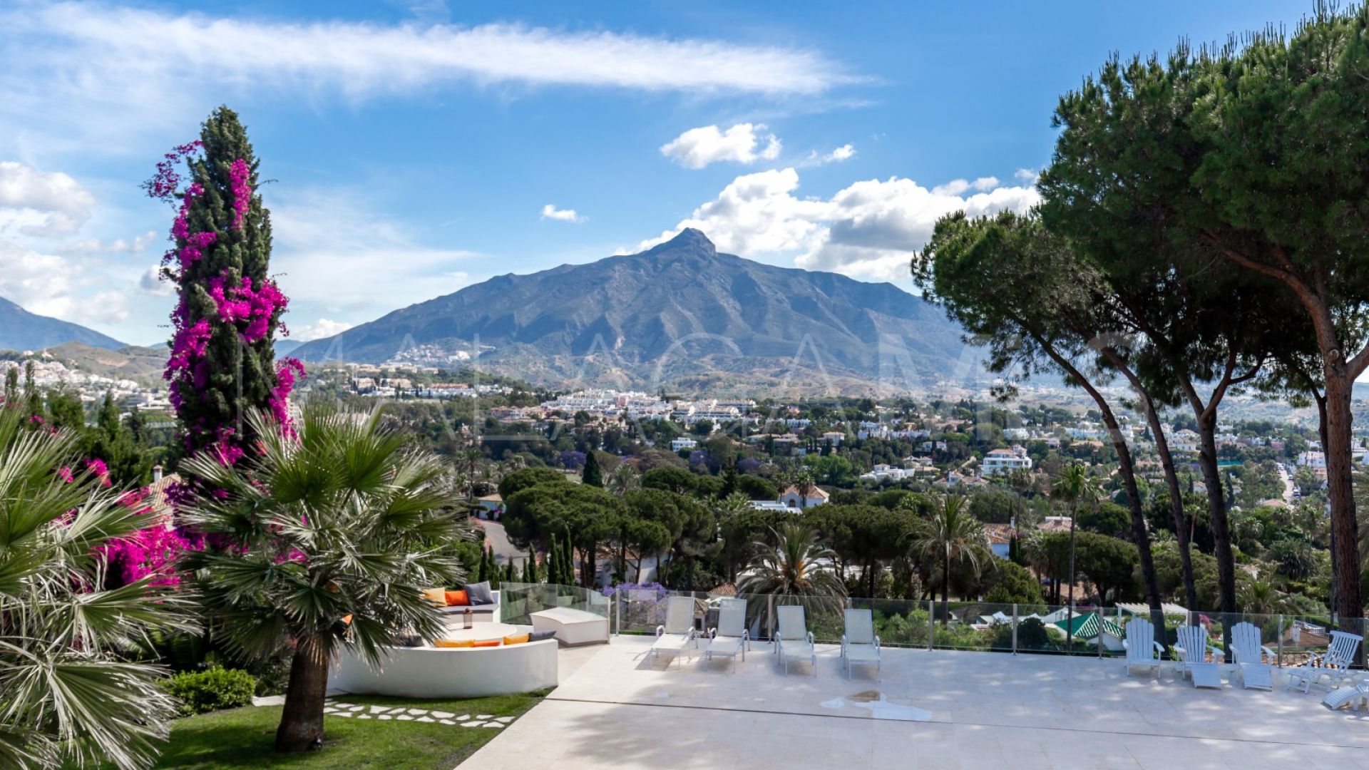 Buy villa with 6 bedrooms in Las Brisas