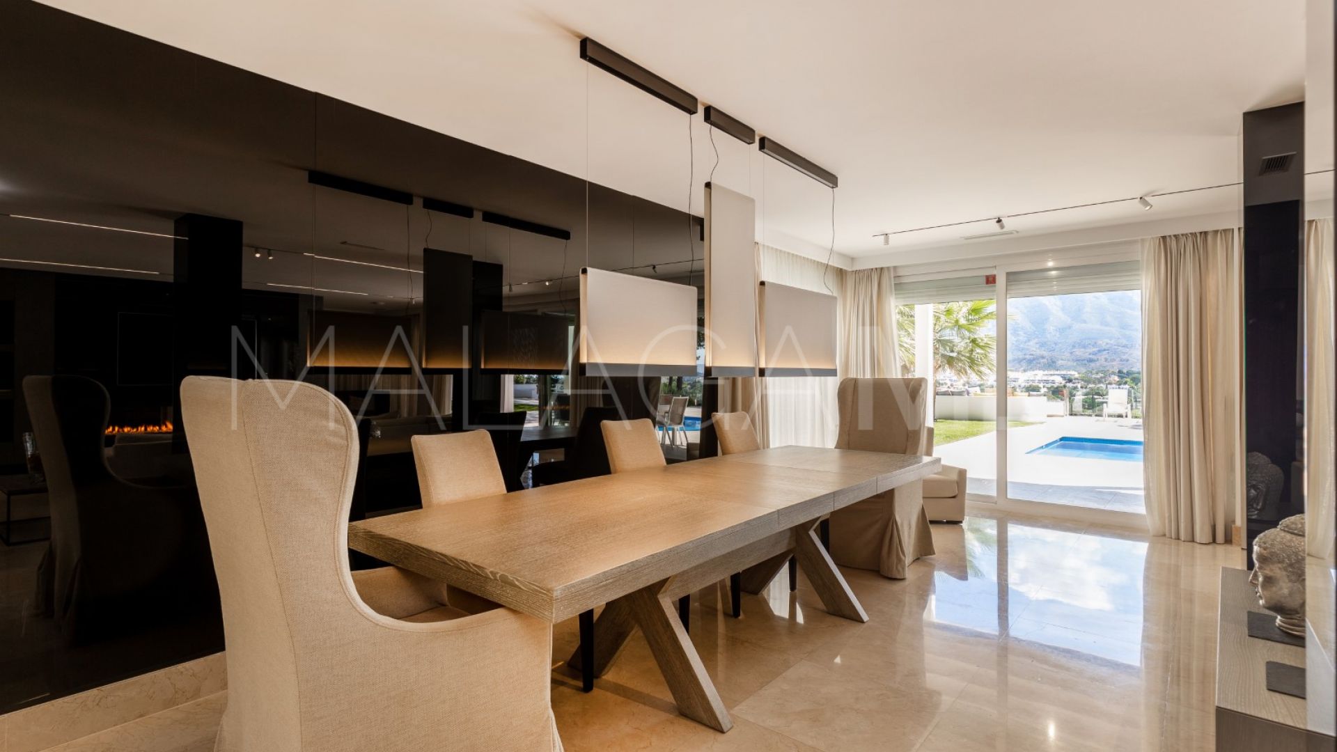 Buy villa with 6 bedrooms in Las Brisas