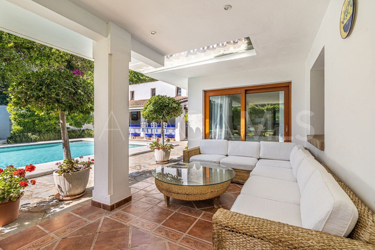 Buy villa in New Golden Mile