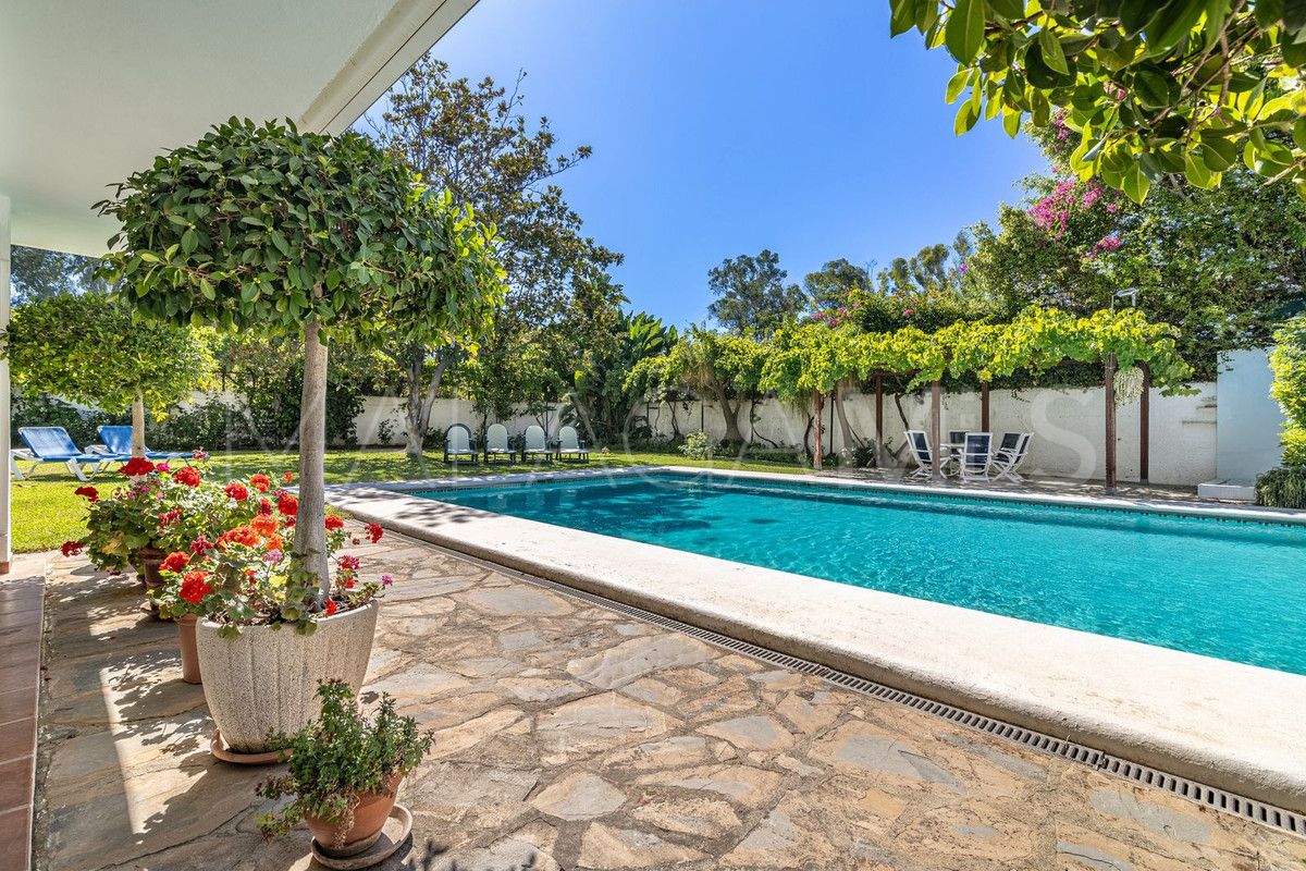 Buy villa in New Golden Mile
