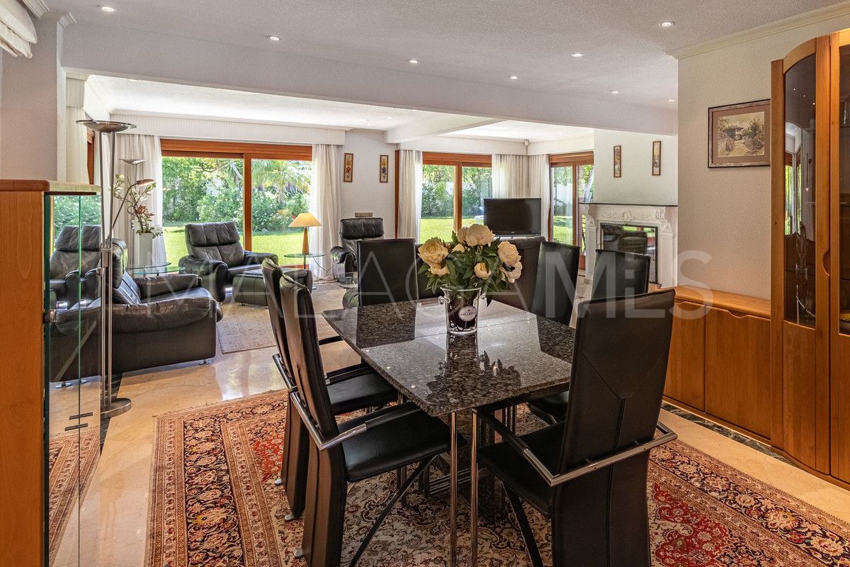Buy villa in New Golden Mile