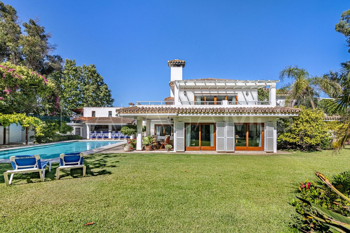 Buy villa in New Golden Mile