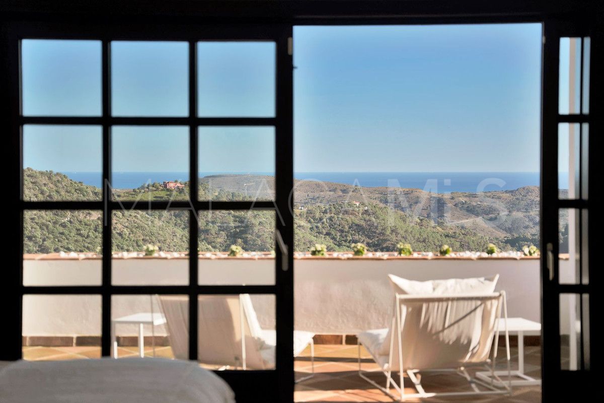 Villa for sale in Benahavis