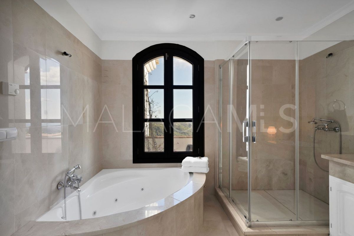 Villa for sale in Benahavis