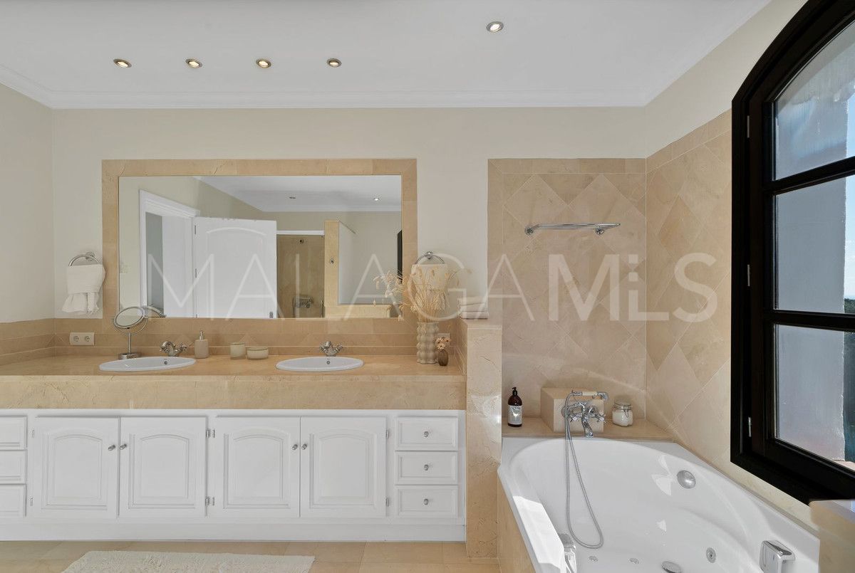 Villa for sale in Benahavis