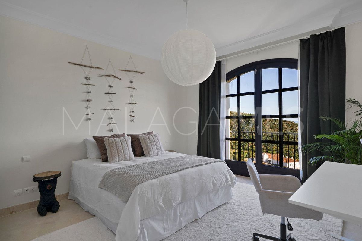 Villa for sale in Benahavis