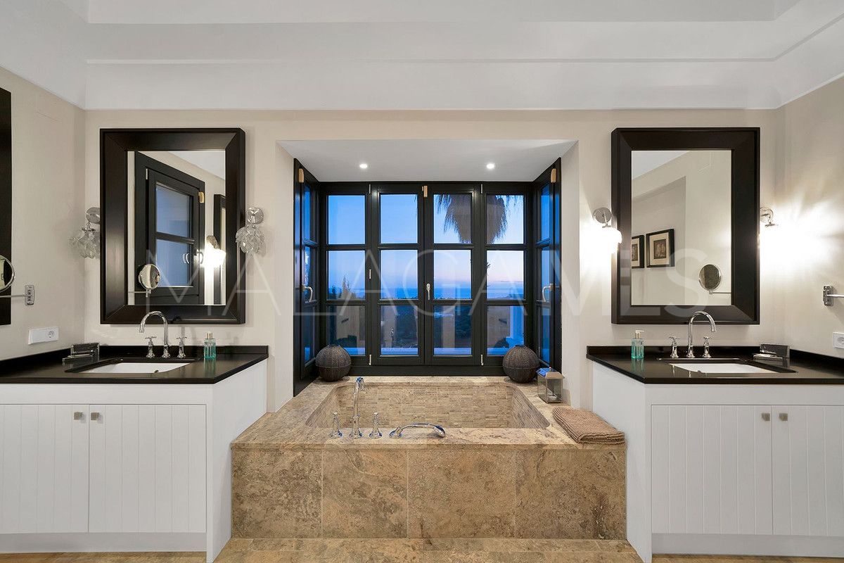 Villa for sale in Benahavis