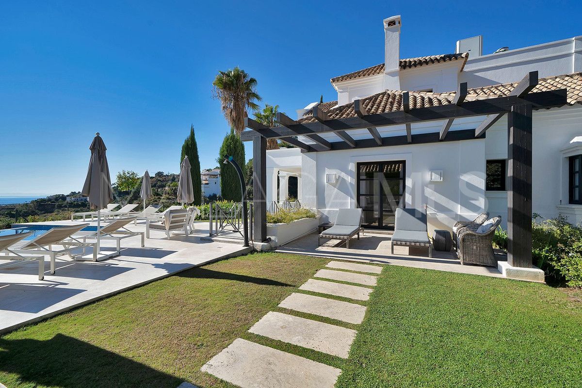 Villa for sale in Benahavis