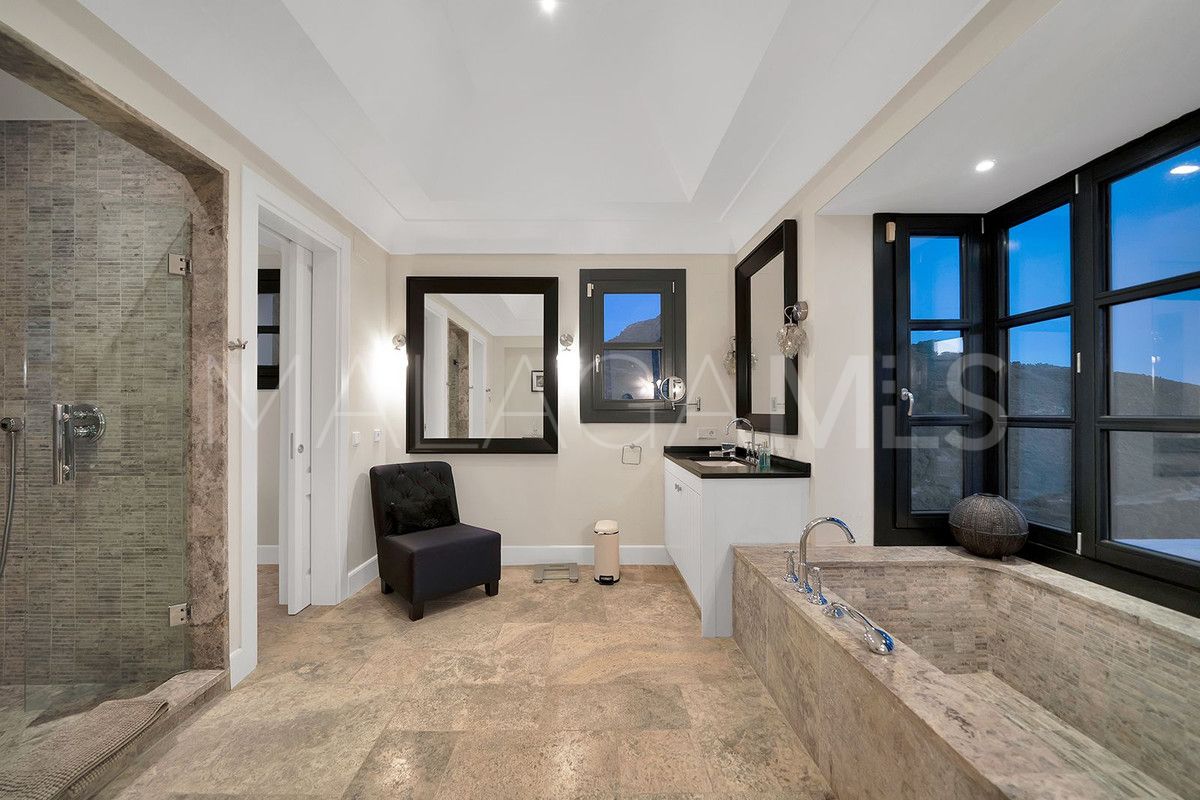 Villa for sale in Benahavis