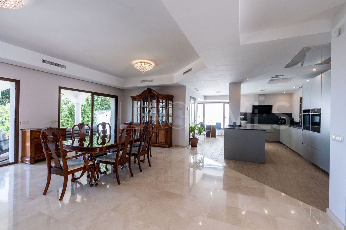 Villa for sale in Benahavis