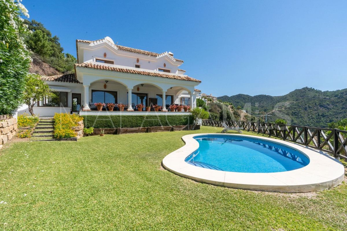 Villa for sale in Benahavis