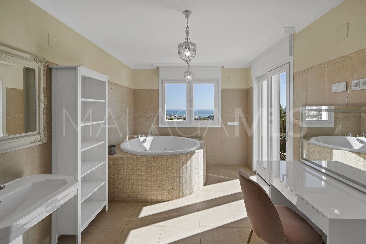 Villa for sale in Benalmadena
