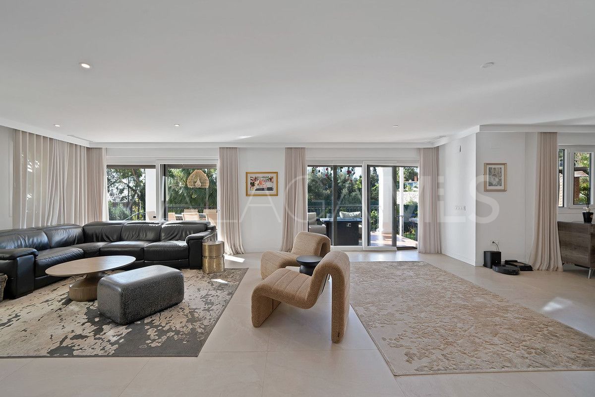 Villa for sale in Benalmadena