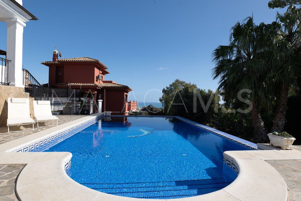 Villa for sale in Benalmadena