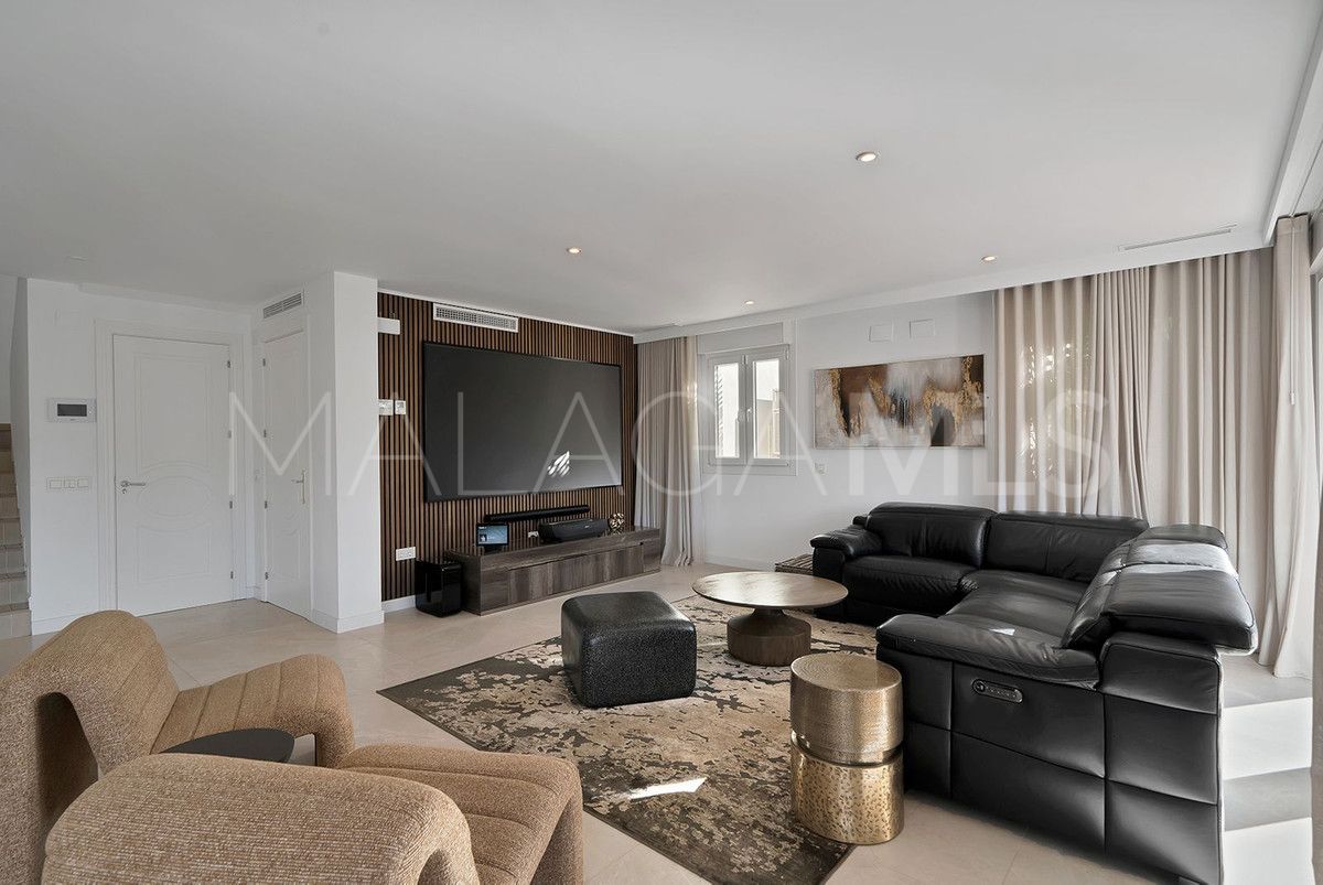 Villa for sale in Benalmadena