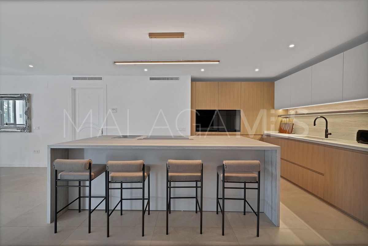 Villa for sale in Benalmadena