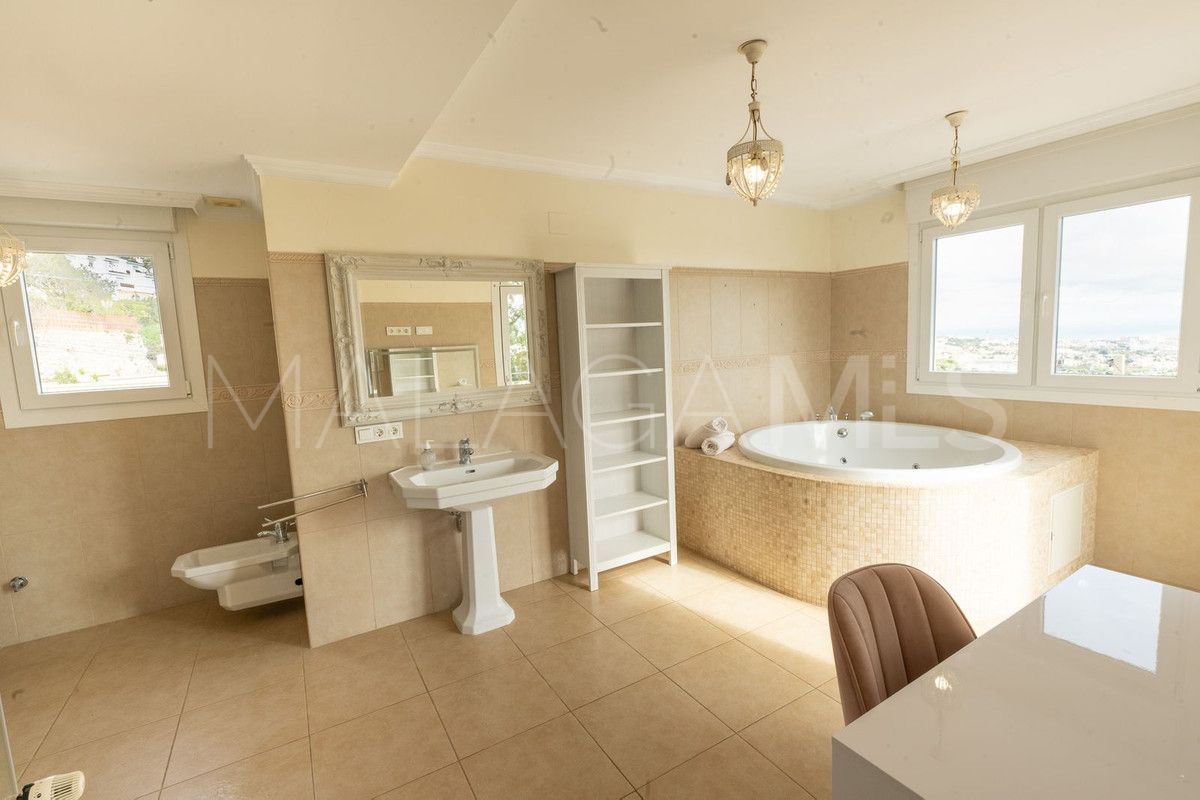 Villa for sale in Benalmadena