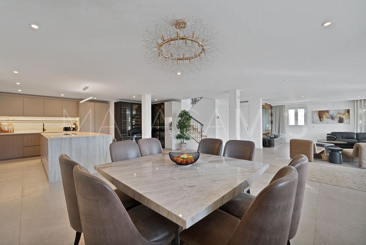 Villa for sale in Benalmadena