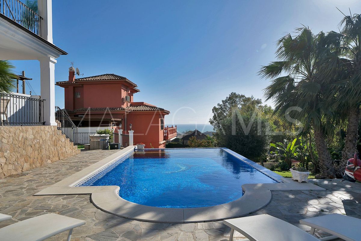 Villa for sale in Benalmadena