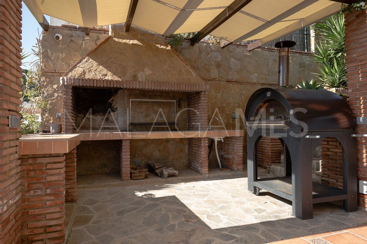 Villa for sale in Benalmadena