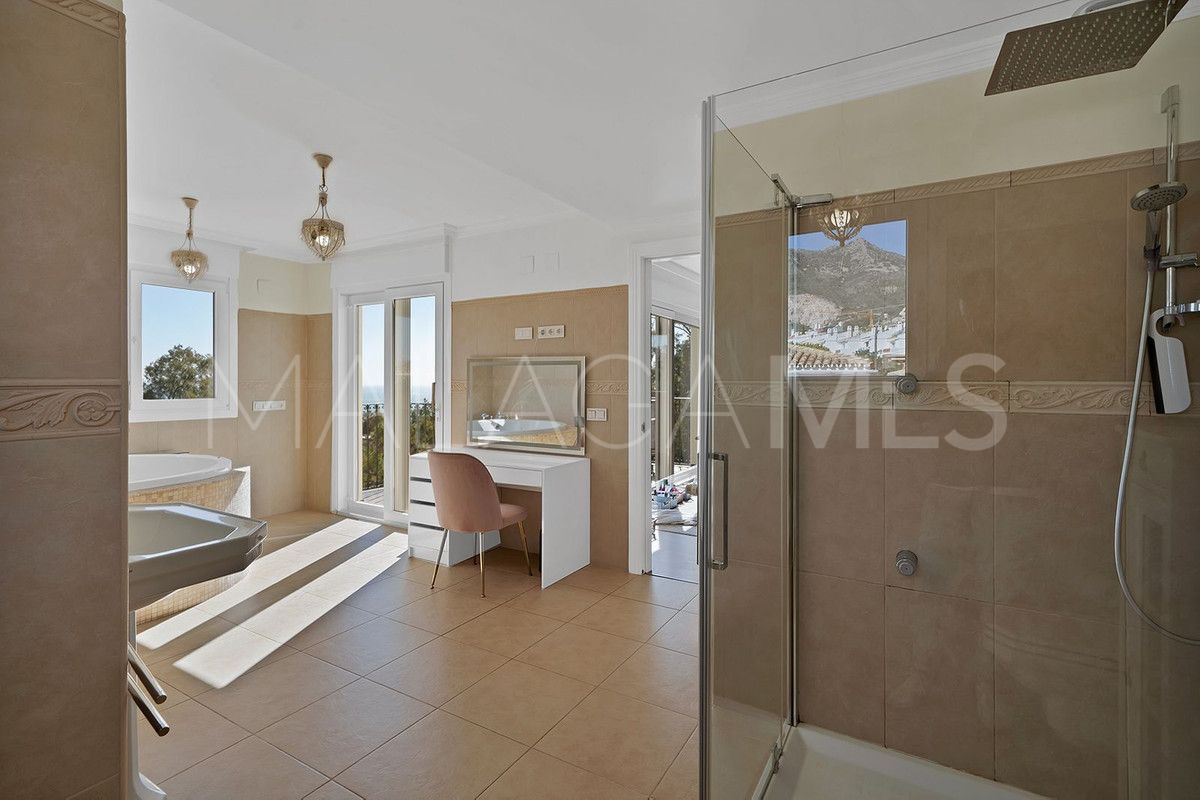 Villa for sale in Benalmadena