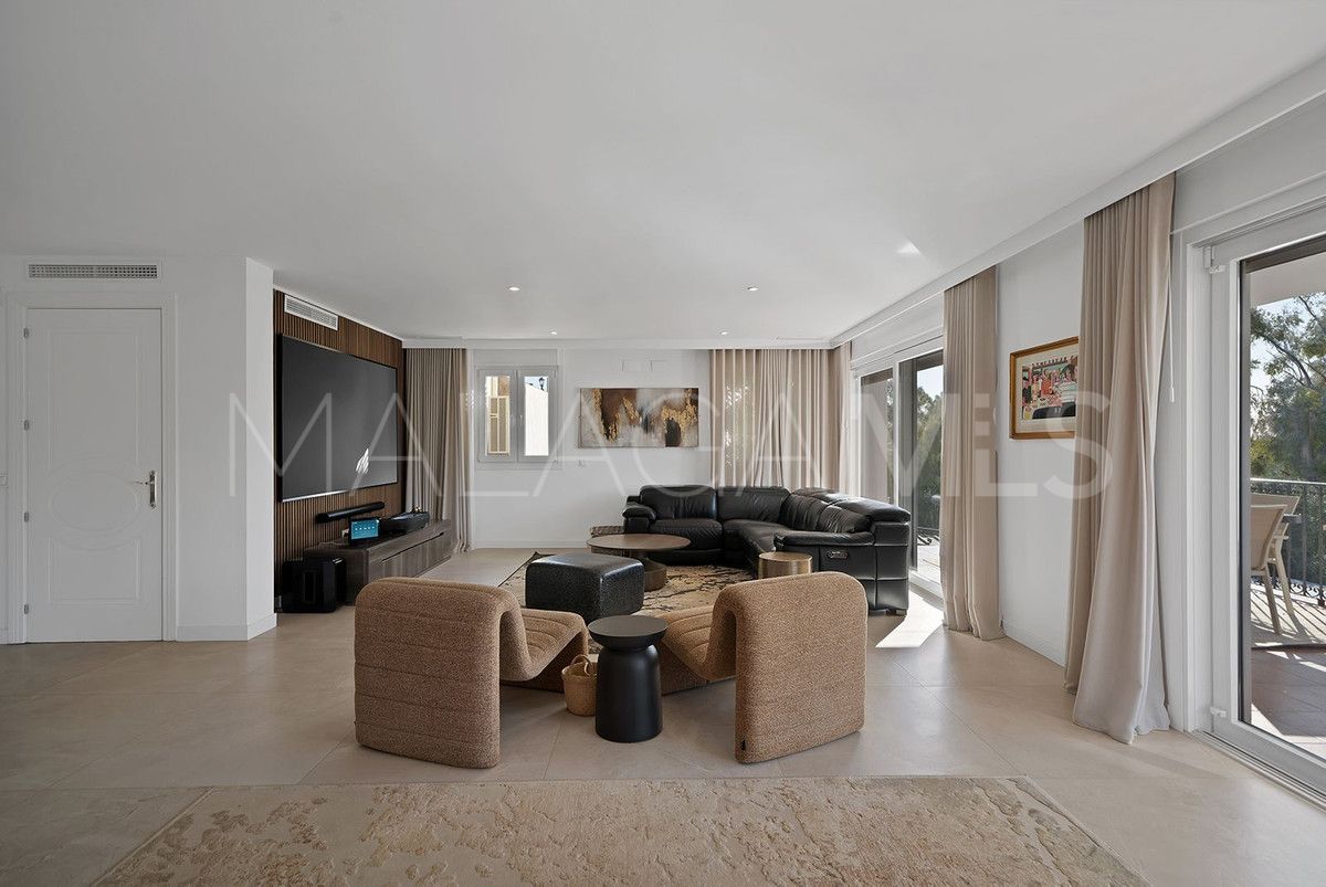 Villa for sale in Benalmadena