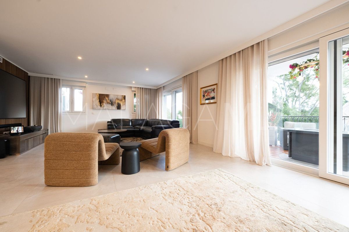 Villa for sale in Benalmadena