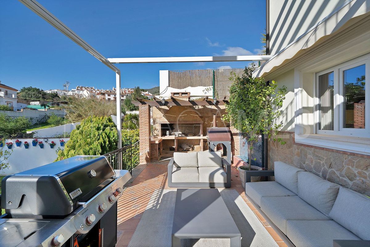 Villa for sale in Benalmadena