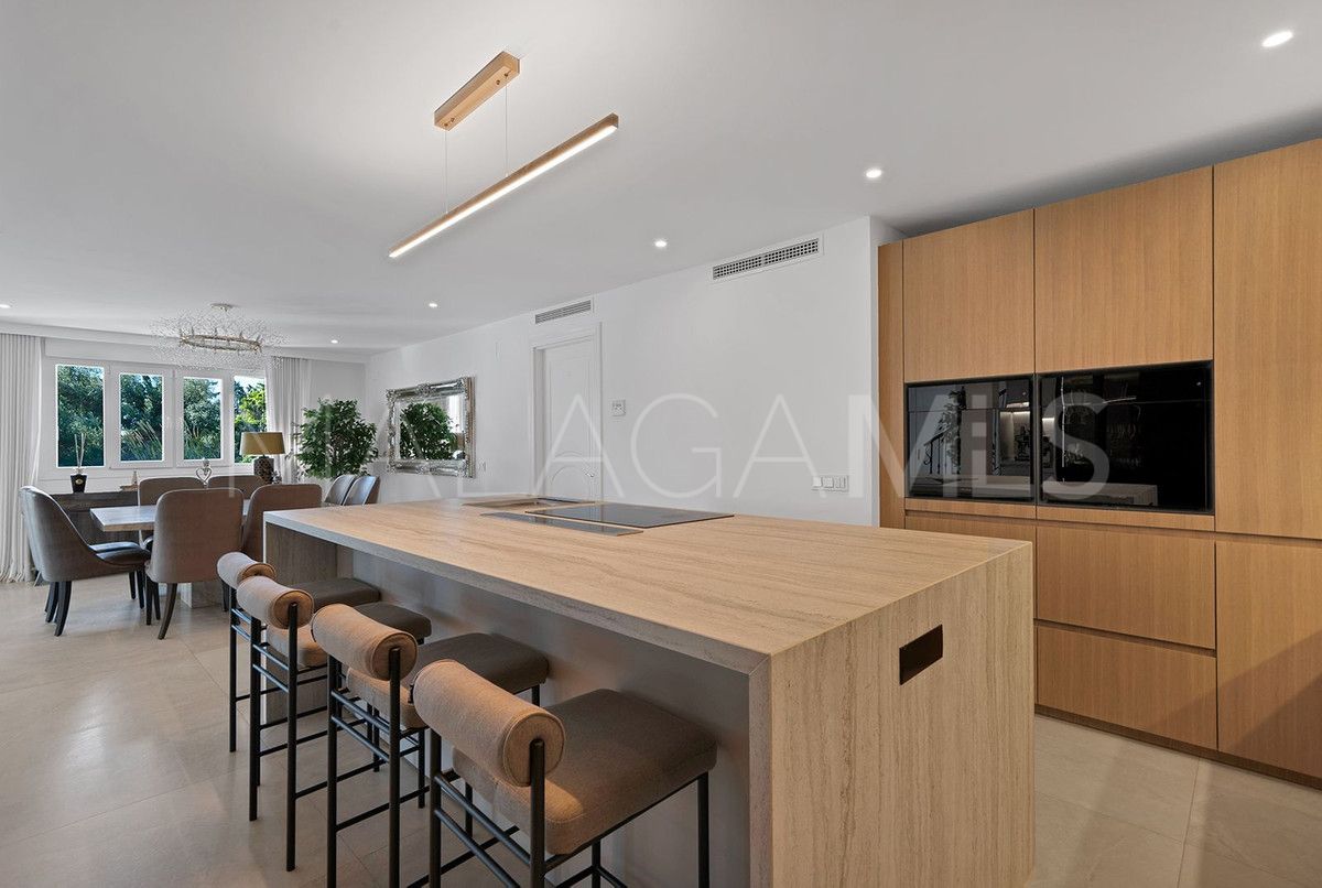 Villa for sale in Benalmadena
