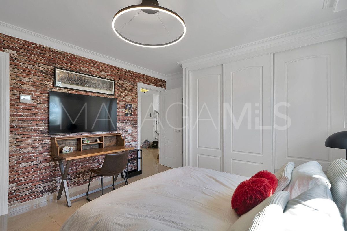 Villa for sale in Benalmadena