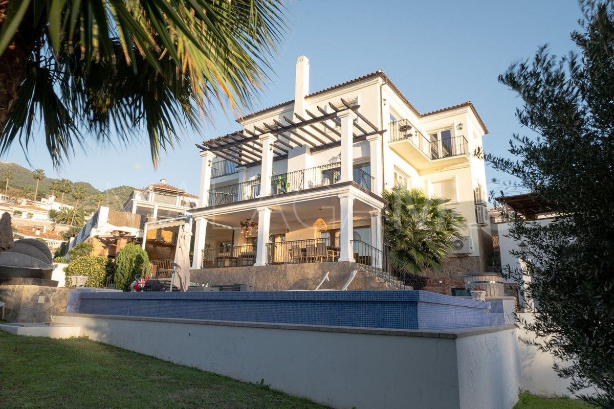 Villa for sale in Benalmadena