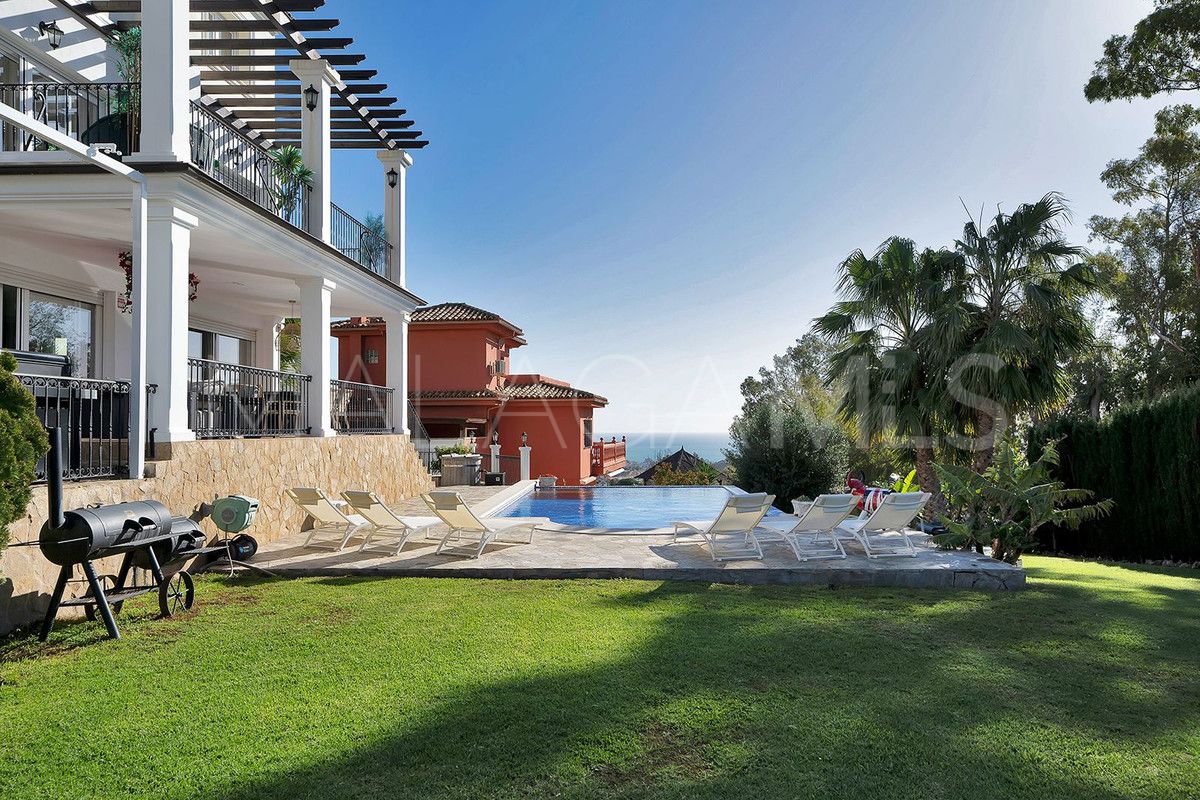 Villa for sale in Benalmadena